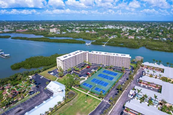 Waterfront Amenities, Walkable Dining & Gulf Beaches Nearby - Image 2