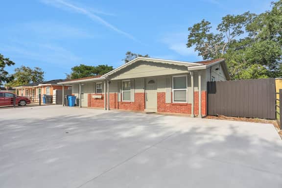 Cozy home with screened lanai foosball and fenced yard - Image 2