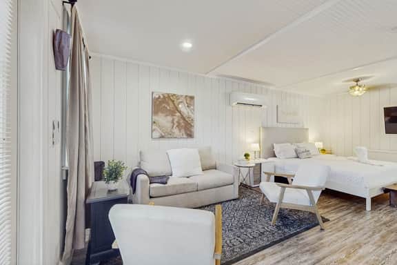 Dog friendly cottage near downtown Tampa and attractions with central AC and WD