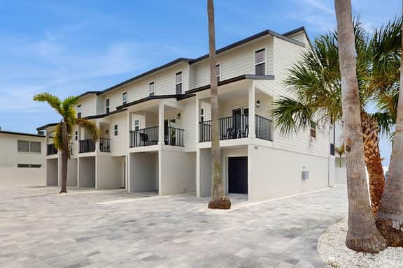 Spacious and modern close to Gulf and beaches dog friendly private garage - Image 2