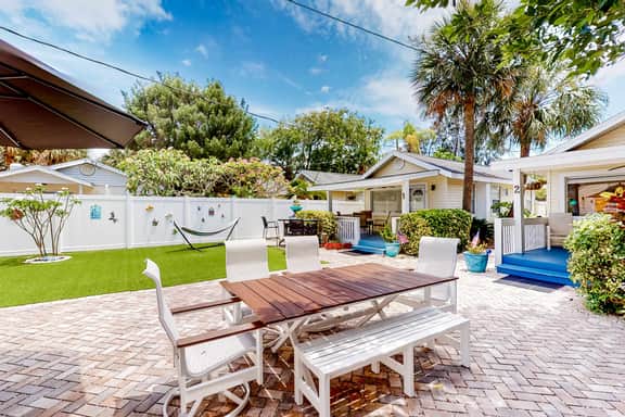 Adorable cottage near the beach with WiFi full kitchen and shared yard - Image 2