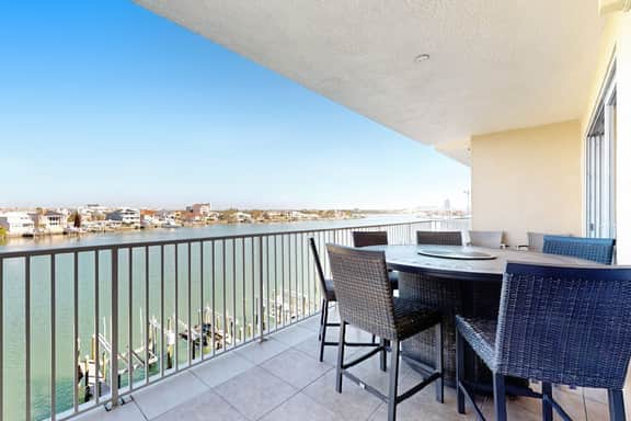 Waterfront condo in the heart of Clearwater Beach with balcony - Image 2
