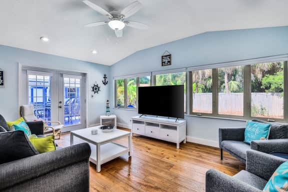 Dog friendly Oasis with Private Pool WiFi and Washer Dryer 5 Min to Beach - Image 2