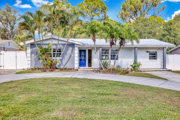 Dog friendly Oasis with Private Pool WiFi and Washer Dryer 5 Min to Beach