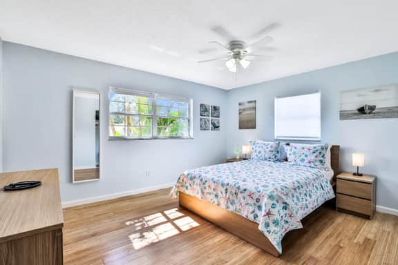 Dog friendly Oasis with Private Pool WiFi and Washer Dryer 5 Min to Beach