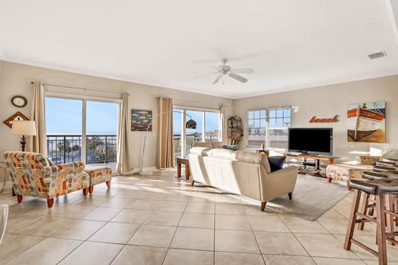 Top floor condo near the beach with pool hot tub washer dryer - Image 2