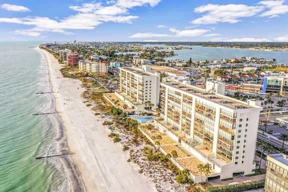 Fun and Bright Beachfront Condo W Shared Pool Pool Spa Gulf View and Free WiFi - Image 2