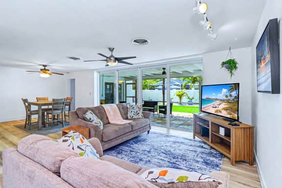 Coastal Escape Near Beaches & Downtown - Image 3