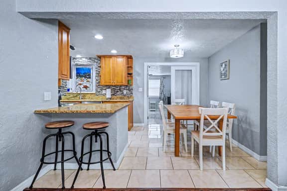 Family and dog friendly home with private pool - Image 4