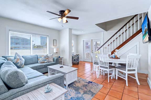 Delightful condo with beach and pool access washer dryer - Image 2