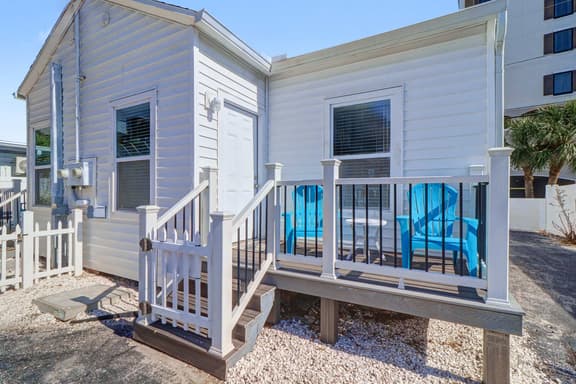 Updated duplex with AC full kitchen and washer dryer walk to beach bars dining - Image 1