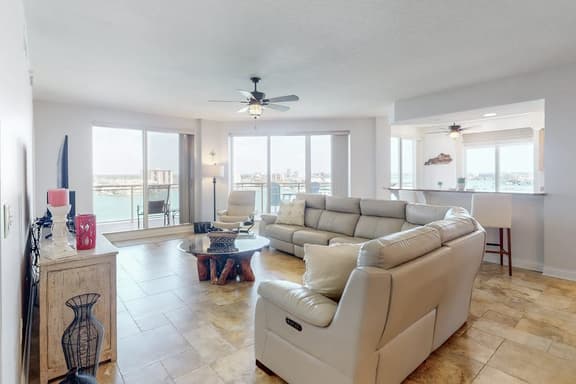 Luxury stunning waterfront condo Central AC pool snowbird friendly - Image 1
