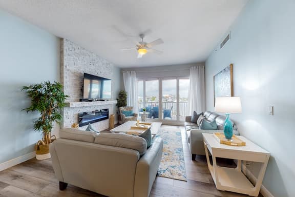 Beautiful condo minutes form beach with WiFi AC and pool One dog OK - Image 1