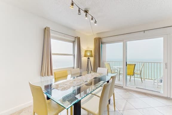 Beachfront condo with Gulf view balcony and central AC snowbirds OK - Image 1