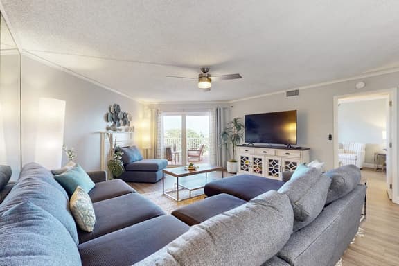 Upscale condo with gorgeous Gulf views and beachfront heated pool and spa - Image 1
