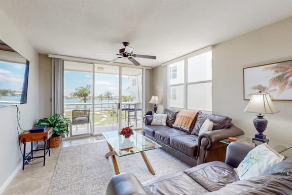 Water views family and snowbird friendly close to beaches WD AC Wifi - Image 1