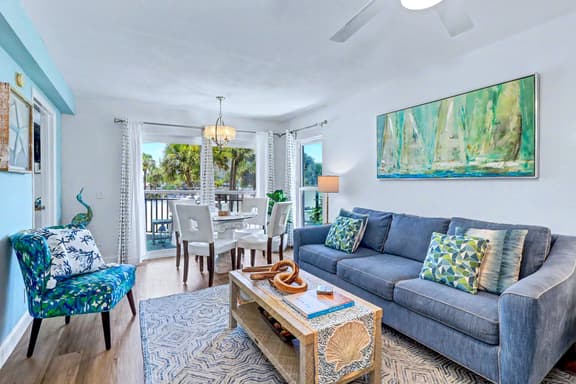Contemporary gem on the Gulf Coast with balcony and WD walk to beach and shops - Image 1