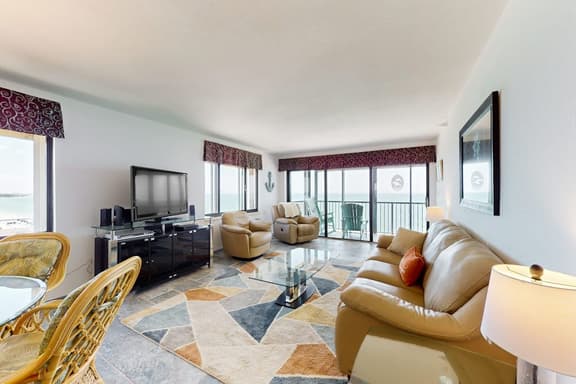 Oceanfront condo w stunning views fully equipped kitchen shared hot tub pool - Image 1