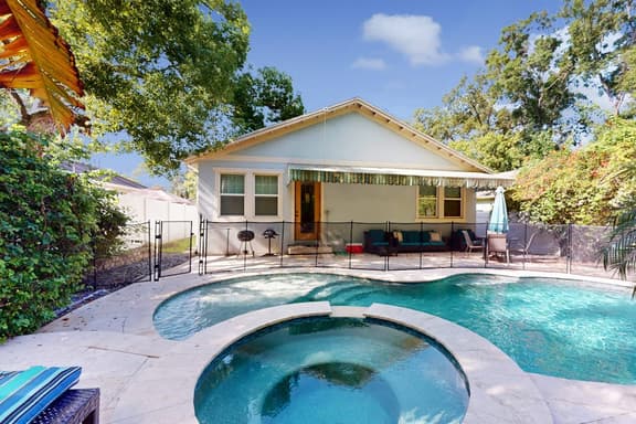 Brand New Luxury Home w Pool Spa Washer Dryer and Gourmet Kitchen - Image 1