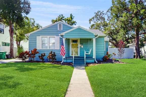 Dog friendly bungalow with a fenced yard deck washer dryer and AC - Image 1