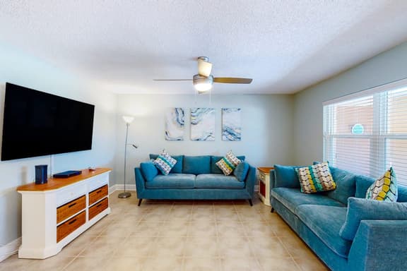 Dog friendly condo with pool fitness area balcony fast WiFi and WD - Image 1