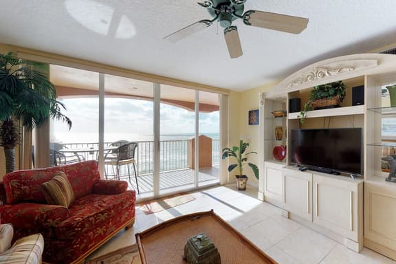 Luxurious waterfront penthouse with stunning Gulf views hot tub and two pools