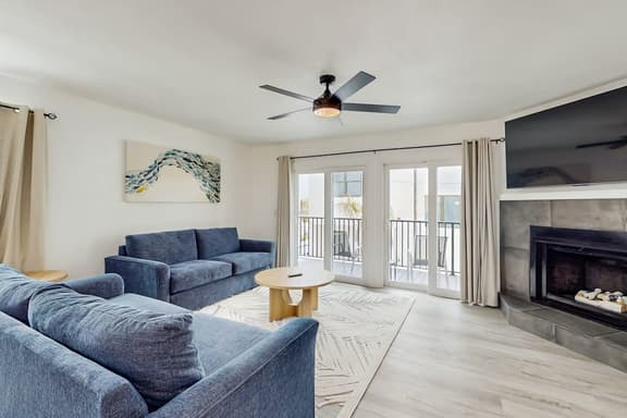 Family and dog friendly steps to the Gulf and beaches shared putting green AC - Image 1
