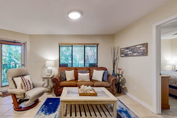Top floor Condo with on site pool hot tub grills gym and private balcony - Image 1