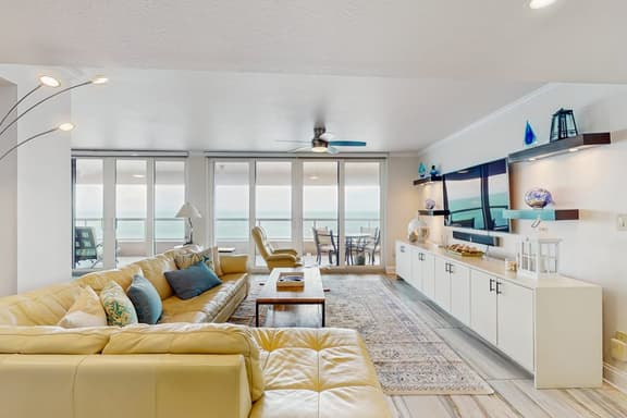 Luxe penthouse with balcony sweeping views heated pool spa hot tub and gym - Image 1