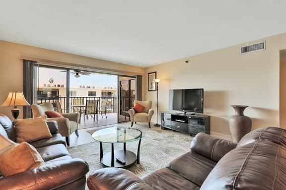 Light and airy condo with balcony pool hot tub and beach access - Image 1