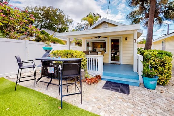 3 Cozy Cottages with Kitchens, AC & Shared Yard - Image 1
