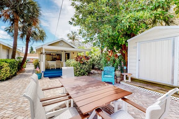 Cute cottage near the beach with grill enclosed yard WiFi WD deck and AC - Image 1