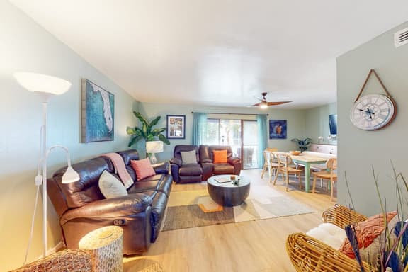 Lovely waterfront townhouse with pool fast WiFi central AC and washer dryer - Image 1