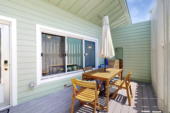 Enchanting condo with full kitchen enclosed yard and washer dryer - Image 1