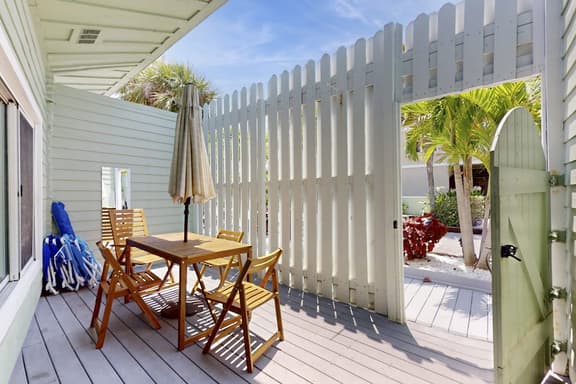 Enchanting condo with full kitchen enclosed yard and washer dryer