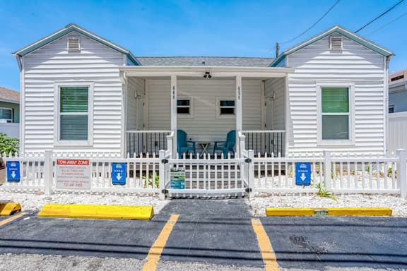 Central beach cottage with full kitchen AC and WD walk to beach and dining