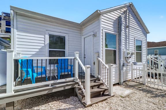 Central beach cottage with full kitchen AC and WD walk to beach and dining - Image 1