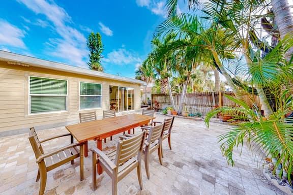 Fully renovated home with furnished patio washer dryer AC walk to the beach - Image 1