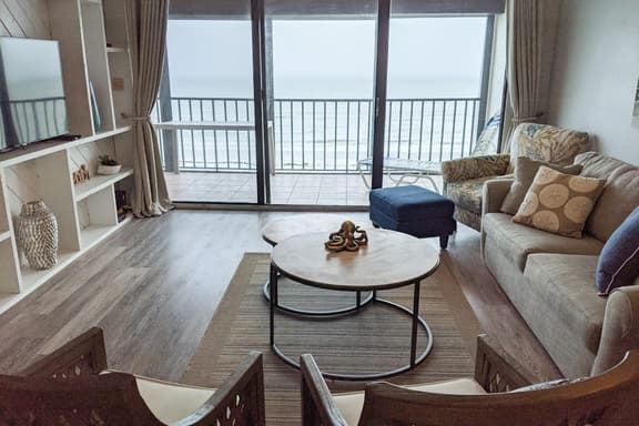 Beachside Haven with Private Balcony Free WiFi Washer Dryer Shared Pool Central AC - Image 1