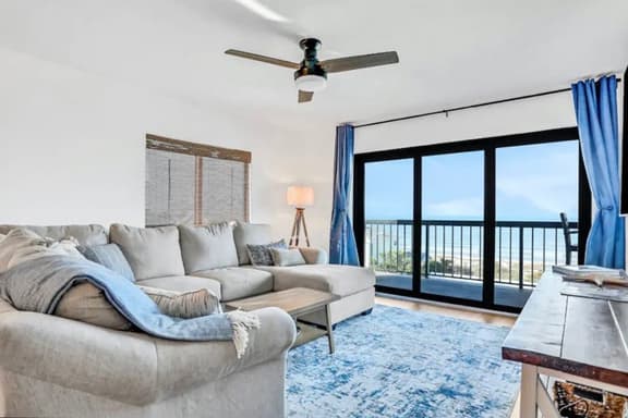 Newly renovated top floor corner condo with Gulf front views pool and hot tub - Image 1