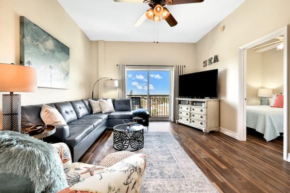Bay front condo shared pool and hot tub right next to the beach - Image 1