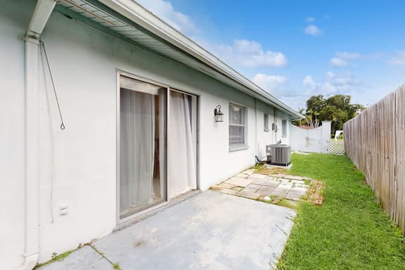 Centrally located dog friendly comfortable home with AC and WD - Image 1