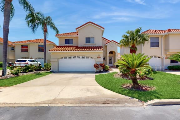 Snowbird friendly townhouse near downtown with heated pool hot tub grill golf - Image 1