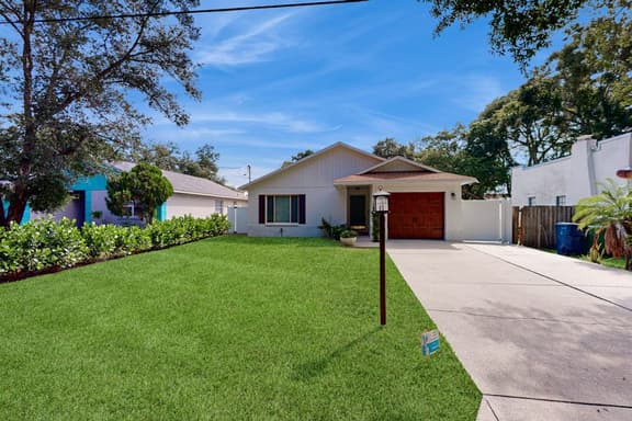 Fully renovated family friendly with covered patio hot tub central location - Image 1