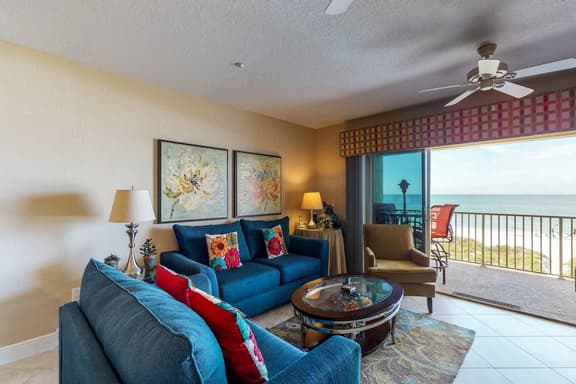 Cozy beachside condo with pool and hot tub walk to restaurants - Image 1