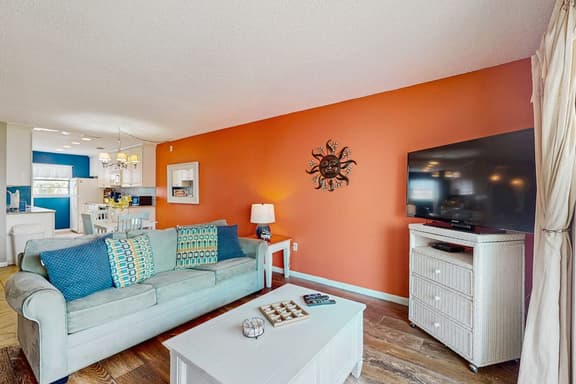 Snowbird Friendly Townhouse with WiFi and Central AC - Image 1