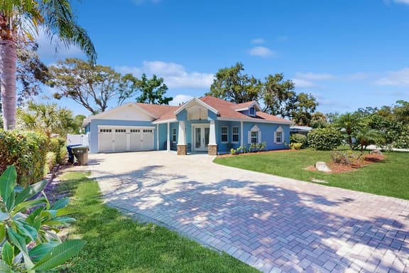 Single Story Home w Private Pool Fenced BackYard Gas Grill Fireplace and AC - Image 1