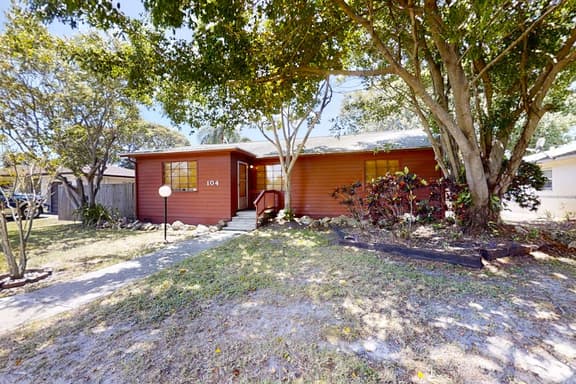 Jupiter Pines Cottage Coastal retreat in Clearwater with yard prime location - Image 1