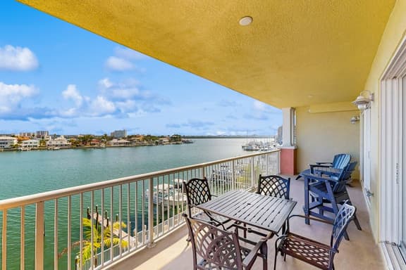 Waterfront Condo w WiFi Washer Dryer and Central AC Snowbird Friendly