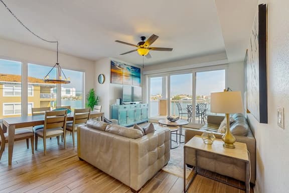 Waterfront Condo w WiFi Washer Dryer and Central AC Snowbird Friendly - Image 1